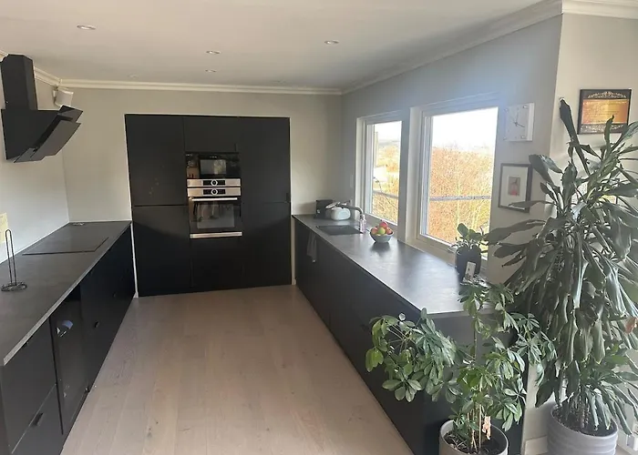 Large, Spacious Single-family With Good Views بيت للعطل برغن